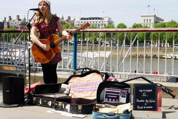 Photo of В Лондоне запустили первую бесконтактную платёжную схему для уличных исполнителей»