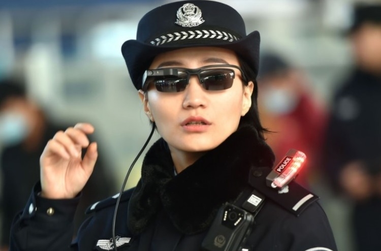 Photo of Китайские полицейские взяли на вооружение смарт-очки для идентификации личности»