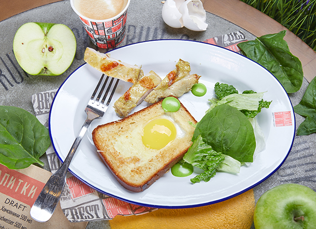 Photo of Рецепт для воскресного завтрака: яичница в хлебе с цыпленком и бальзамическим соусом