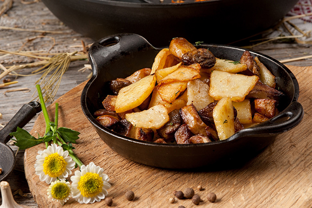 5 рецептов с грибами: от ризотто с опятами до жареного картофеля с боровиками