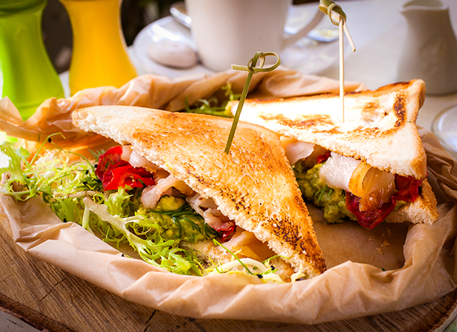 Photo of Рецепт для воскресного завтрака: сэндвич с авокадо и масляной рыбой