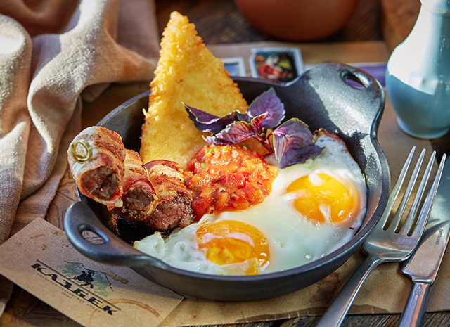 Photo of Рецепт для воскресного завтрака: яичница-глазунья с беконом и жареным сулугуни