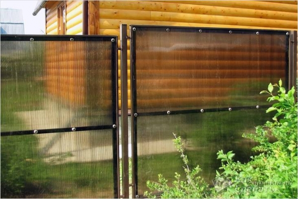 Photo of Забор из поликарбоната своими руками — как сделать на металлическом каркасе, деревянном