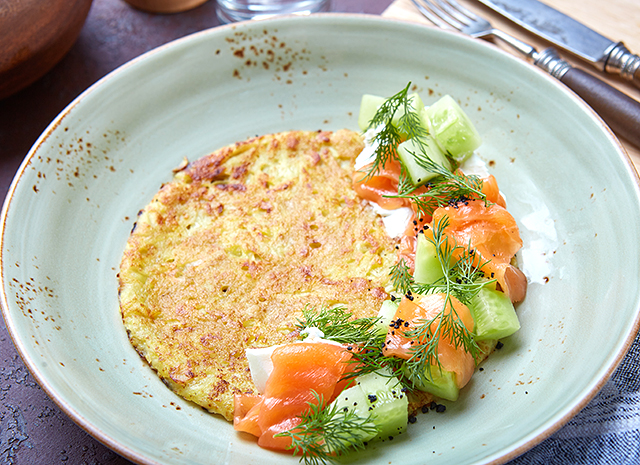 Photo of Рецепт для воскресного завтрака: картофельный драник со слабосоленым лососем, сливочным сыром и огурцом