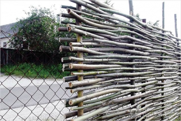 Photo of Как сделать плетеный забор — изготовление плетня (+фото)