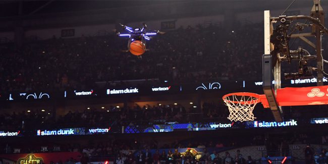 Photo of Дрон компании Intel дал пас баскетболисту