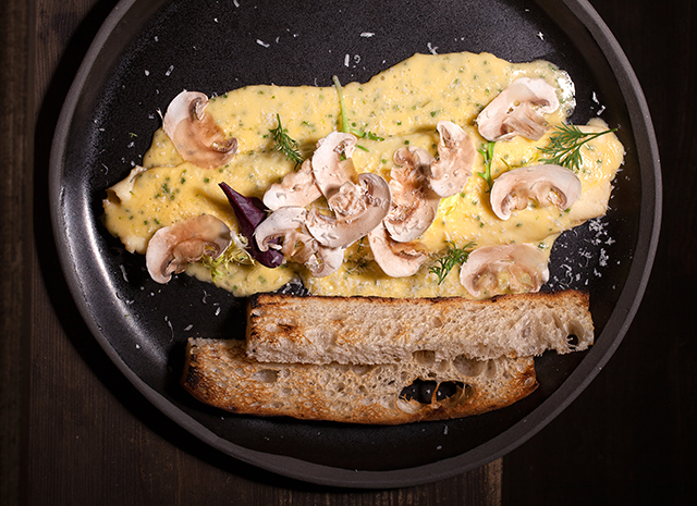 Photo of Рецепт для воскресного завтрака: омлет с творожным сыром и голландским соусом