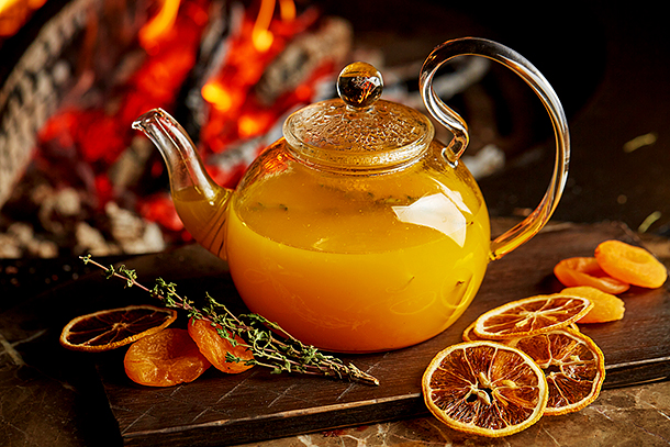 3 рецепта согревающих напитков: чай с облепихой, черной смородиной и эвкалиптом