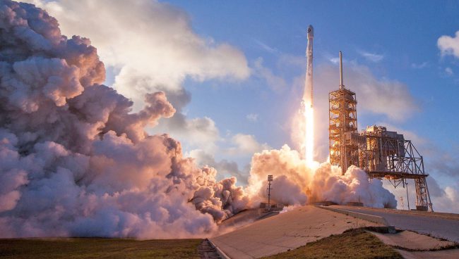 Photo of На выходных SpaceX выведет на орбиту два спутника связи