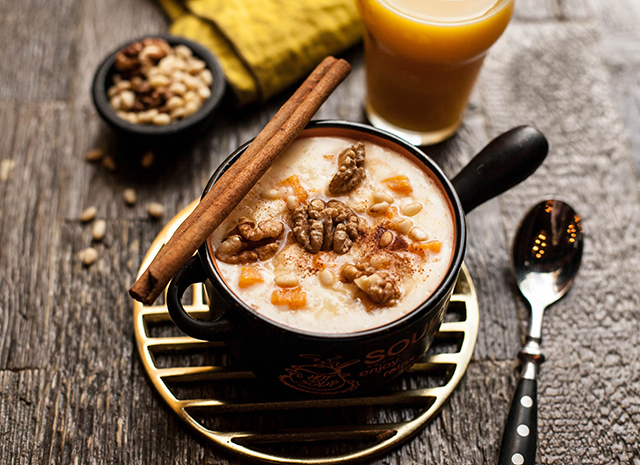 Photo of Рецепт для воскресного завтрака: рисовая каша с тыквой, орехами, медом и корицей