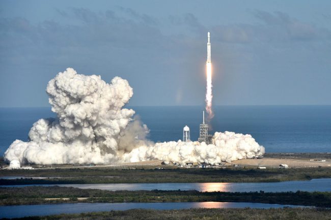 Photo of Помимо электромобиля ракета Falcon Heavy отправила в космос секретный груз