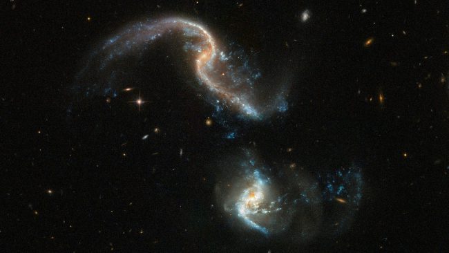 Photo of #фото дня | Телескоп «Хаббл» запечатлел две сливающиеся галактики