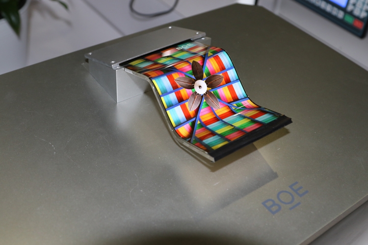 Photo of Huawei и BOE могут выпустить складной смартфон с огромным дисплеем»