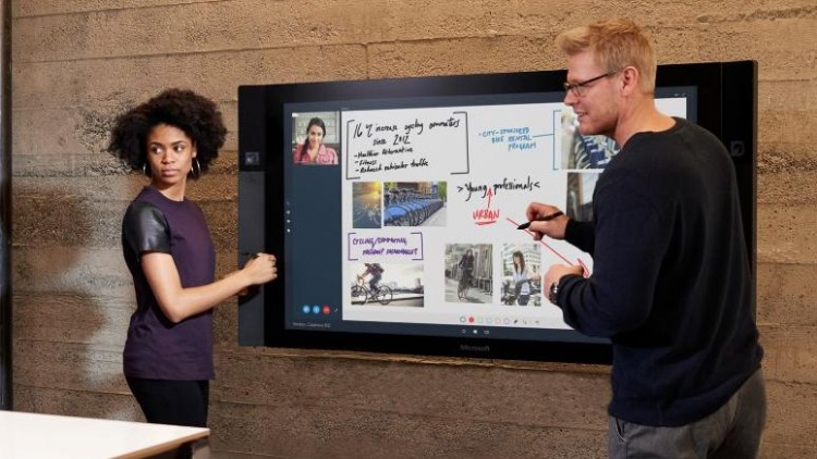 Photo of Долгожданный гигантский планшет Microsoft Surface Hub поступил в продажу»