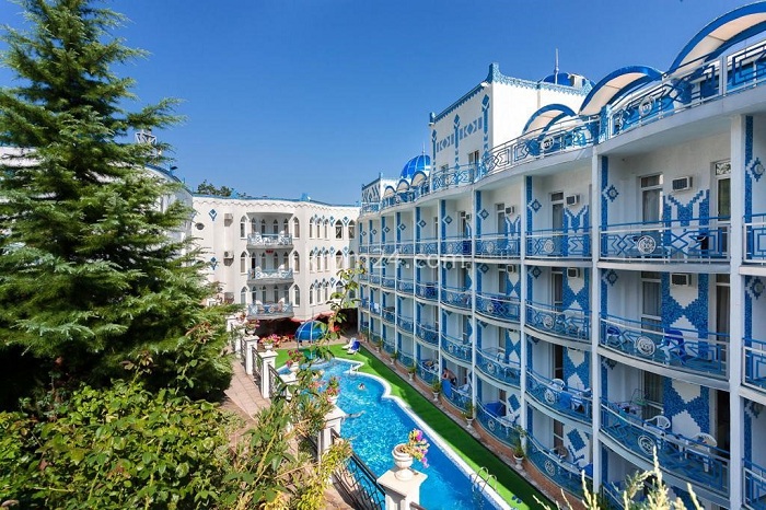 ТОП-15 самых красивых и необычных отелей РФ