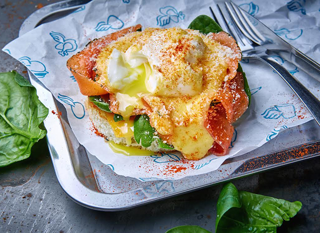 Photo of Рецепт для воскресного завтрака: яйцо Бенедикт с лососем и копченой паприкой