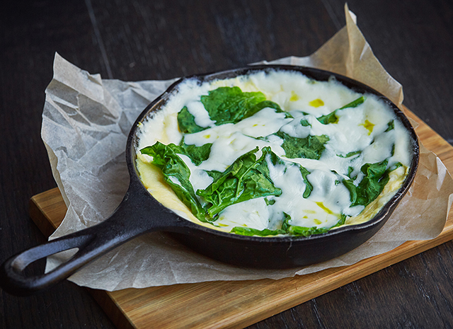 Photo of Рецепт для воскресного завтрака: омлет со шпинатом и моцареллой