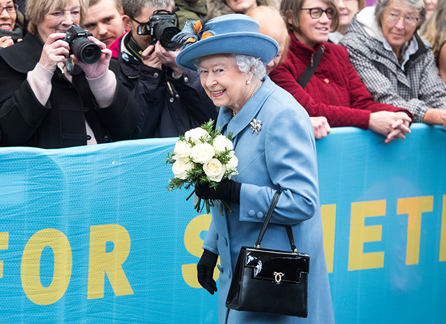 Photo of Знаменитую черную сумку королевы Елизаветы II выпустили в психоделических цветах