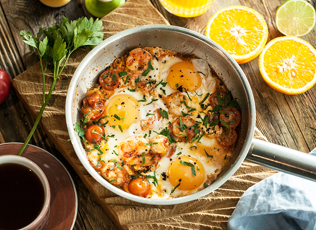 Photo of Рецепт для воскресного завтрака: яичница-глазунья с креветками