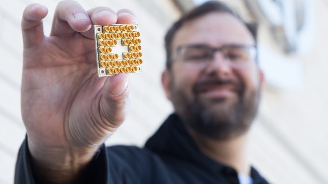 Photo of Компания Intel представила рабочий 17-кубитный квантовый чип