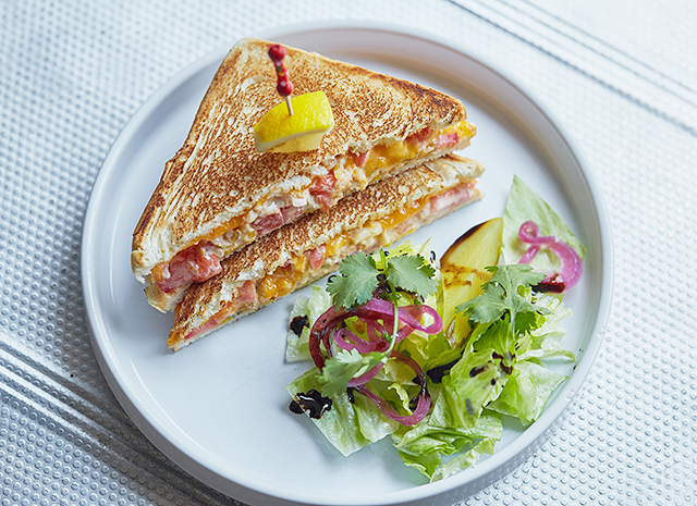 Photo of Рецепт для воскресного завтрака: сэндвич с треской и соусом спайси