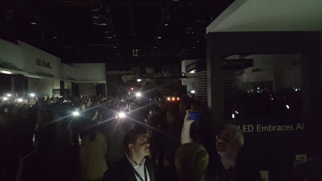 Photo of #CES 2018 | Посетителям выставки пришлось несколько часов провести в темноте
