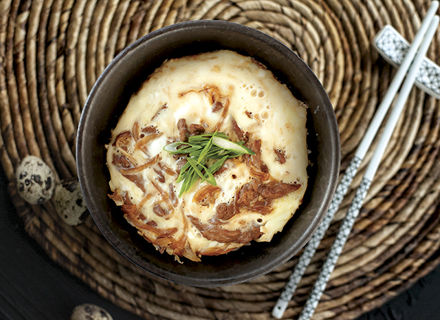 Photo of Рецепт для воскресного завтрака: японский омлет с говядиной и красным луком
