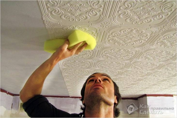 Photo of Как клеить обои на потолок — инструкция по оклейке потолка обоями