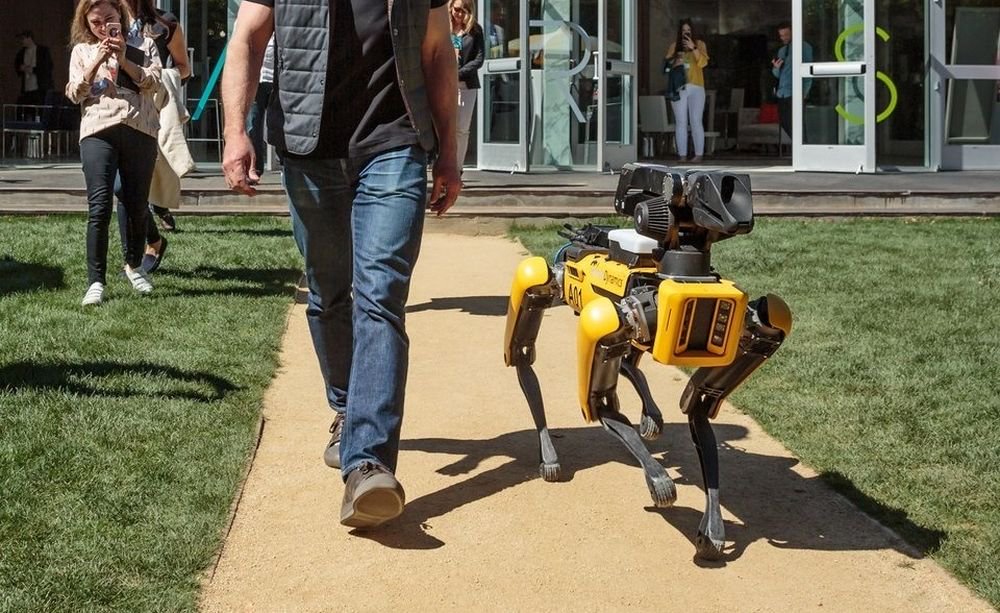 Photo of #фото дня | Глава Amazon выгулял собаку-робота Boston Dynamics