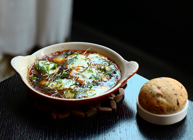Photo of Рецепт для воскресного завтрака: шакшука из перепелиных яиц с печеными перцами и сливочным сыром