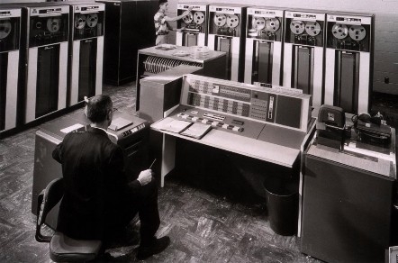 Photo of IBM 7090. Трехмиллионный компьютер