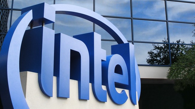 Photo of Intel показала мини-компьютер размером с флешку