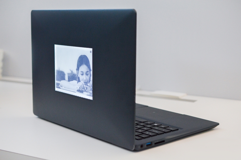 Photo of Intel показала ноутбук с дополнительным E-Ink-экраном