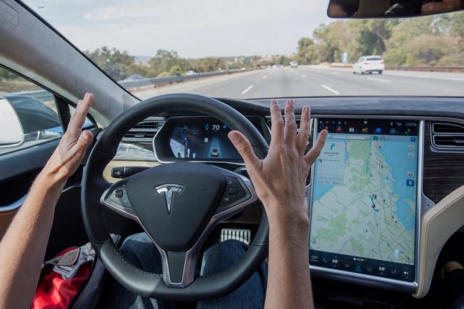 Photo of Новые подробности недавней аварии Tesla Model S: автопилот работал, водитель смотрел на смартфон