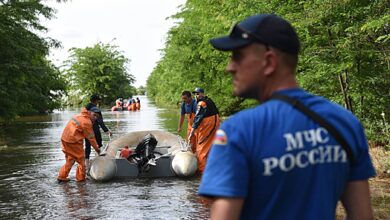 Photo of Песков сообщил о работе спасателей в окрестностях Каховской ГЭС